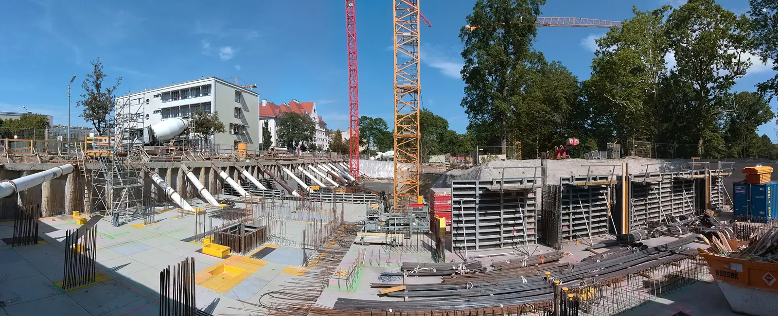 Alternate view of the same Vienna construction site.